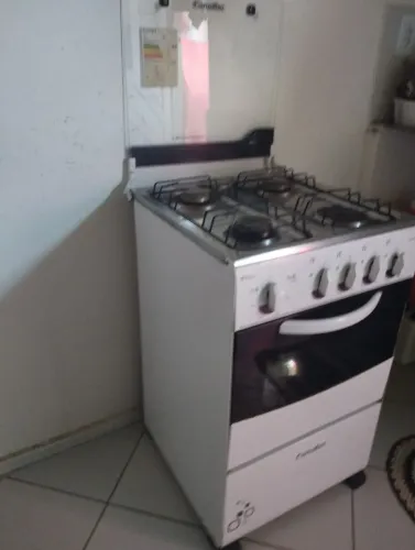 Vendo um fogão quatro bocas, precisa só comprar novas bocas, todas funcionam.