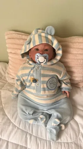bebê reborn super realista corpo de pano acompanha acessório 