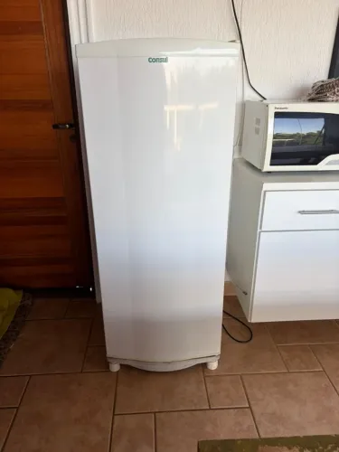 Geladeira é da marca Consul, modelo CRA30. Capacidade de 261 litros.