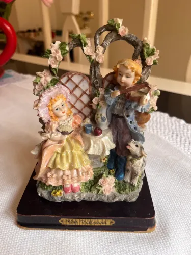 linda e antiga estatueta de resina italiana