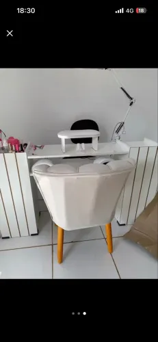 MESA DE MANICURE - SEMI NOVA 