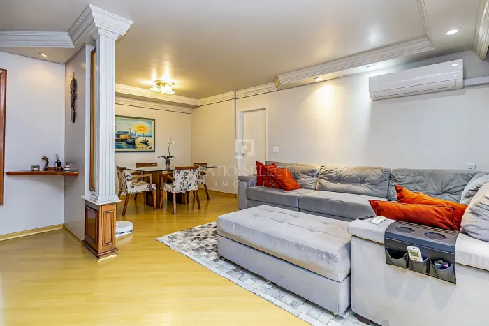 Apartamento de 136 m² com sacada | 2 vagas | Para retrofit no Centro de Curitiba