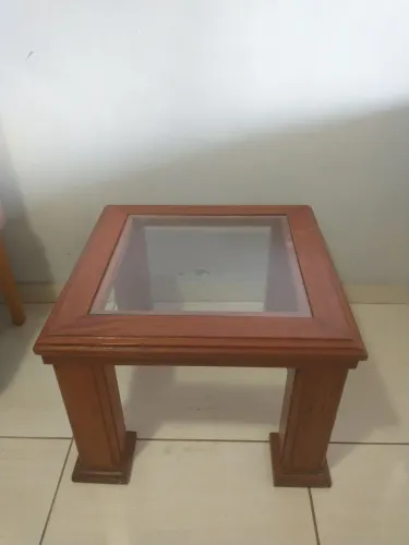2 Mesas de centro madeira de lei, 1 com tampo de vidro e 1 sem tampo