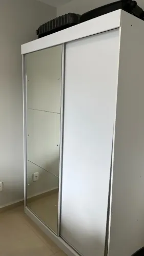 Guarda-Roupa em MDF Branco com Espelho - 2 Portas de Correr | Excelente Estado