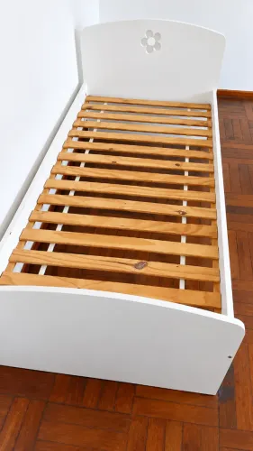 Cama de Solteiro Tok&Stok Patchflower (Branca / Madeira) - Ótimo Estado