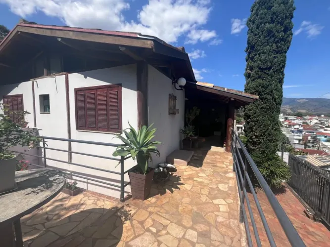 Espetacular Casa com muita madeira e vidro, Itajubá M/G