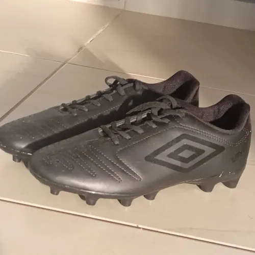 Chuteira de campo da umbro
