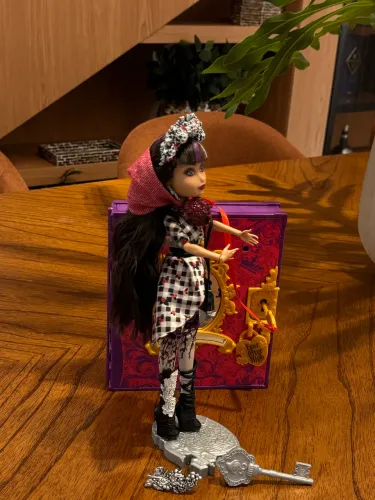 Boneca Ever After High - Cerise Hood - Coleção Spring Unsprung (Primavera) -