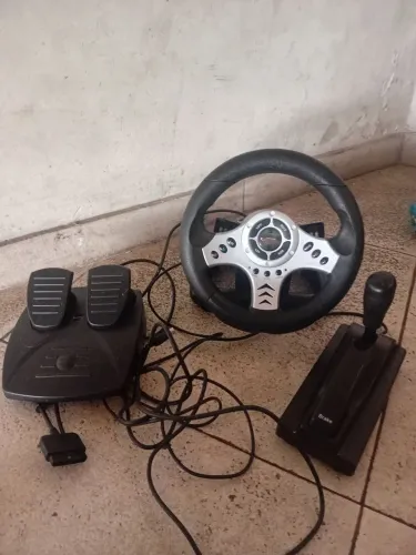 Video game leadership vem acompanhado com um volante e etc