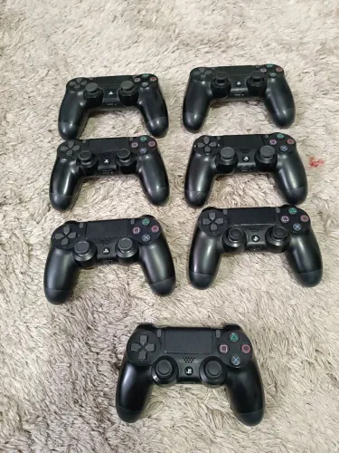 Controle ps4 original 100 reais cada