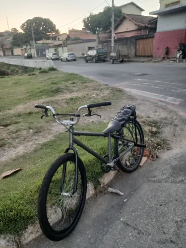 Bike montadinha de brinde vai um quadro reto aro 26 e um par de pneus cravo e uma garupa