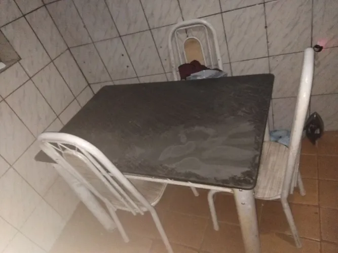 Mesa com pedra de mármore