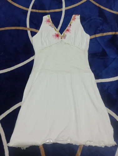 Vestido branco com detalhes confortável