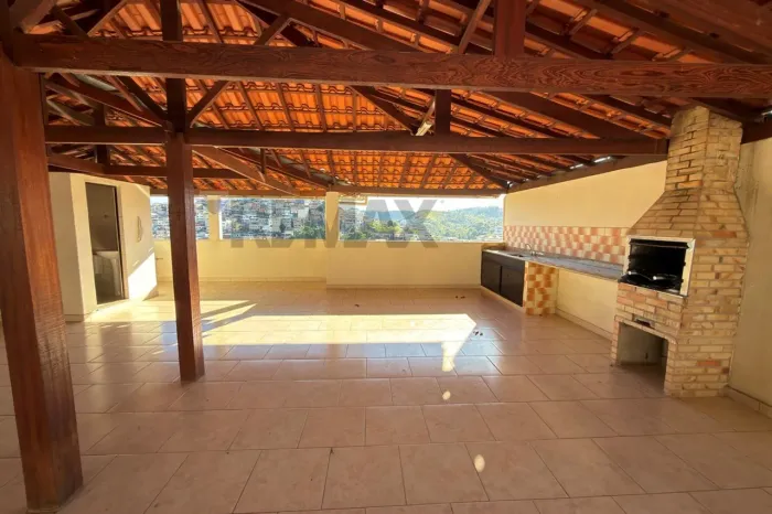 Casa com 3 Quartos, Amplo Terraço e Quintal no Encosta do Sol