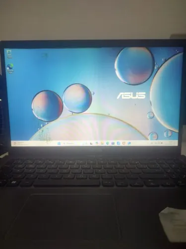 Vendo notebook valor 400 aceito troca em telefone o notebook tem uma pequena macha