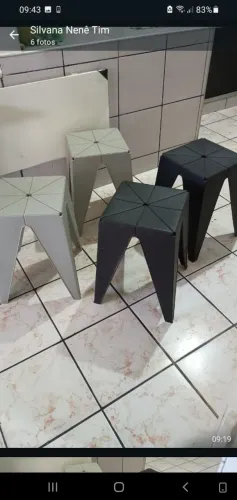 Bancos de plástico e cadeira