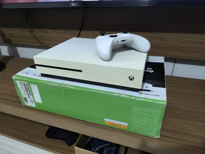 Xbox One S 1TB C/ Caixa e Controle Original - 3 Meses de Garantia