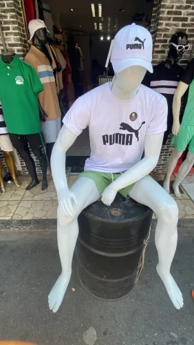 Manequim masculino sentado