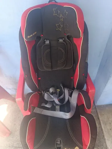 Cadeirinha para carro de criança de 9 a 36 kg .