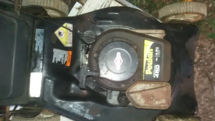 Máquina a gasolina, com 4 rodas de empurrar, lâmina 20 polegadas. No estado, semi nova.