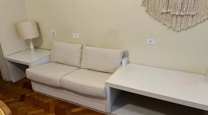 Conjunto Completo de Marcenaria Branca: Sofá Modular + Armário de 2 Portas