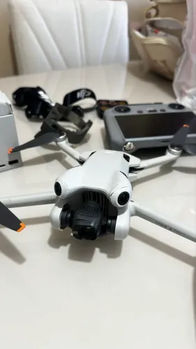 Drone DJI Mini 4 Pro Fly More Combo com câmera 4K 3 baterias (Com Tela)