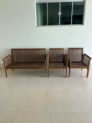 KIT SOFÁ E POLTRONA DE MADEIRA
