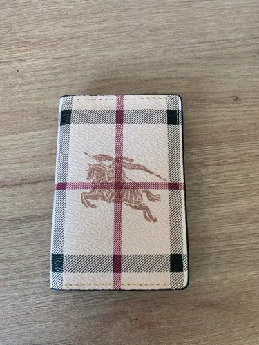Carteira burberry grife quadriculada