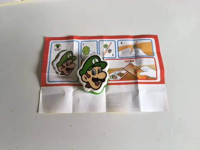 Luigi Kinder Joy - Funko Super Mario (adereço - lápis)