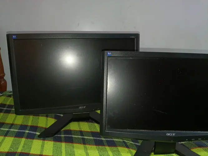 2 monitores com avaria na imagem e 1 com defeito 