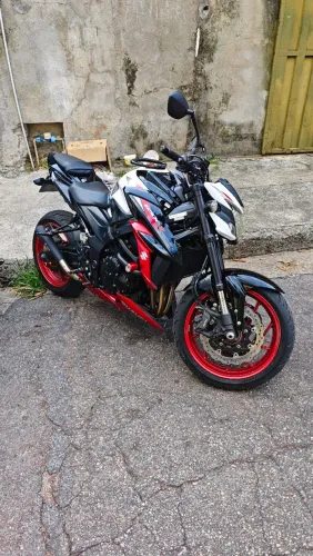 Suzuki GSXS 750 Conservada