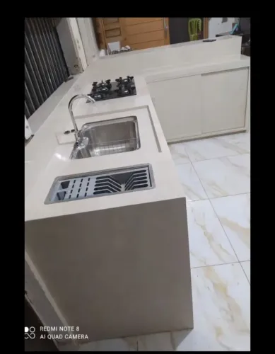 Armário e bancada de porcelanato 