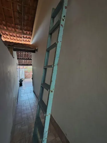 Escada de madeira de obra