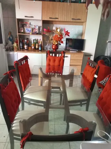 Vendo essa mesa de 6 cadeiras ideal para aquele almoço de domingo com a família.