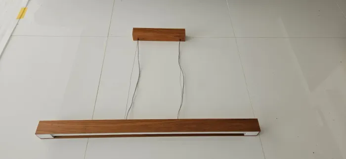 pendente com acabamento em madeira