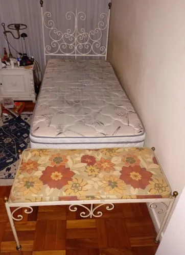 02 camas de solteiro com colchão + 02 sofás vide fotos ao final da cama como conjunto 