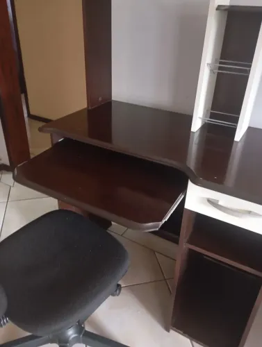 Vendo escrivania com cadeira usado mais é bom estado.