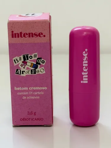 Batom cremoso Intense de O Boticário cor Pôr do sol + cartela de adesivo (brinde)