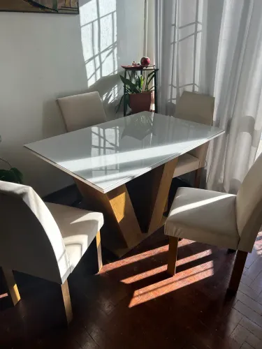 Mesa com tampão de vidro
