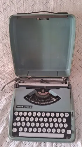 Maquina de escrever olivetti lettera funcionando, sem a fita.