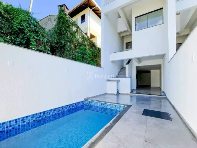Sobrado com 3 quartos, sendo 1 suíte e 124,00m² no bairro Escola Agrícola em Blumenau/SC.