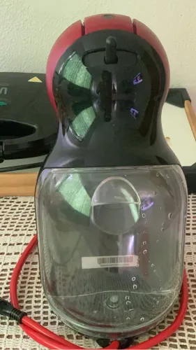 cafeteira dolce gusto vai com copo e bandeja. 