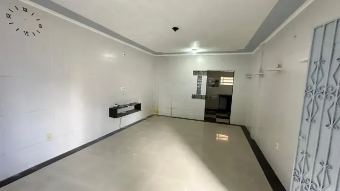 Alugo excelente casa recém reformada, Rua Emilio Moreira, no Centro da cidade