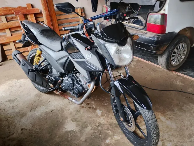 Troco essa moto em um carro em bom estado e com documentação boa pode ser carro antigo