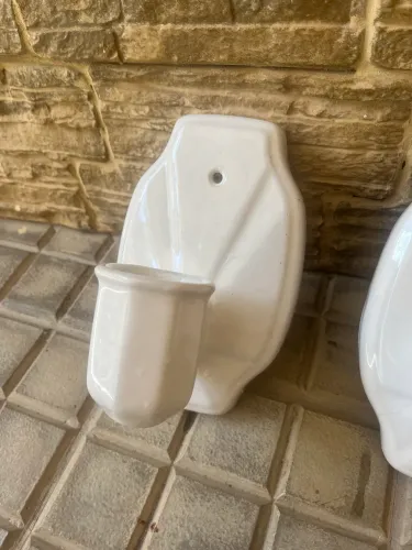 Par de arandelas em porcelana antiga