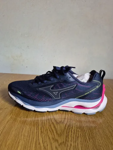 Tênis de Corrida Feminino Mizuno Waze Dynasty 5. Numeração 37 usado apenas 1 vez.
