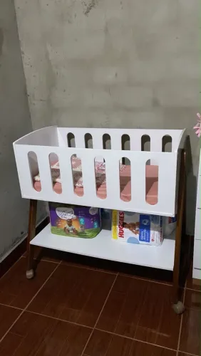 Mini berço com colchão.