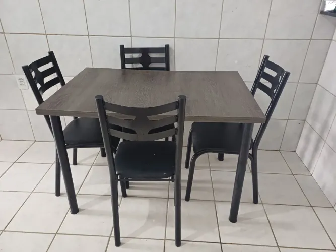 Mesa usada em boas condições