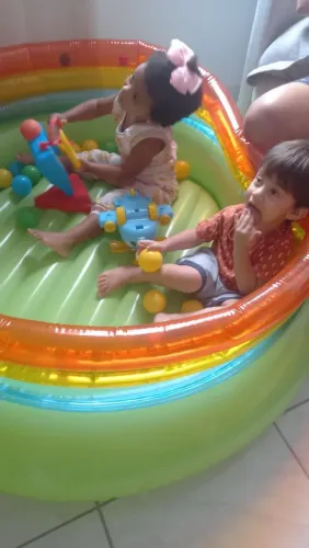 Vendo pula pula inflável com bolinhas coloridas que serve como piscininha