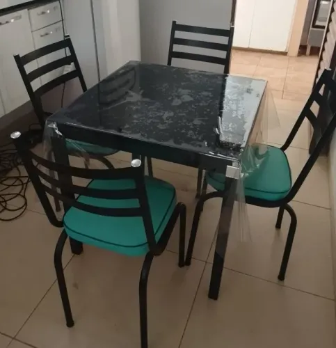 Mesa de jantar 4 cadeiras